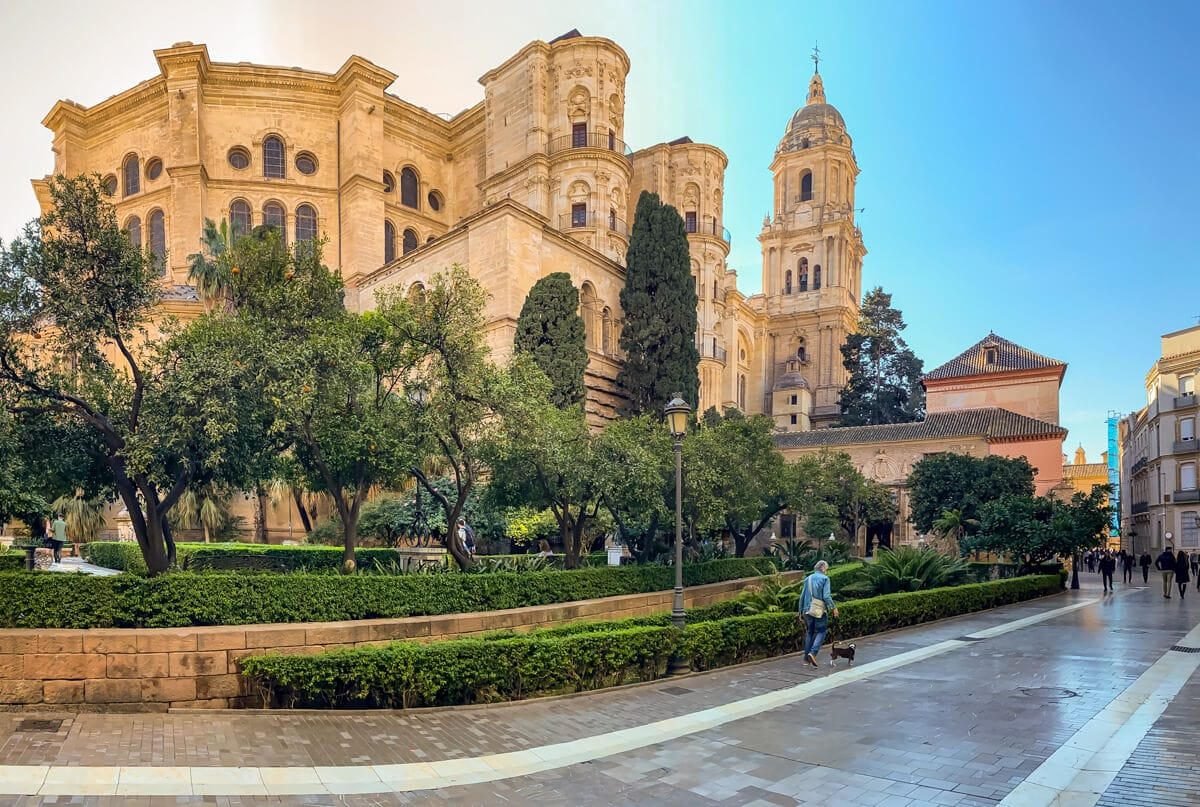 Catedral de Málaga y jardines