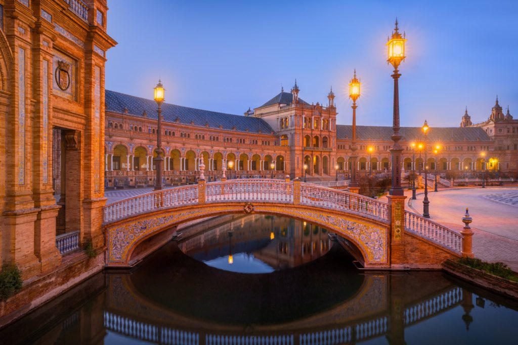 Plaza de España de Sevilla al anochecer